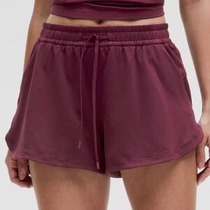 NWT Lululemon Soft Jersey Mid-Rise Curved-Hem Short 3" size small